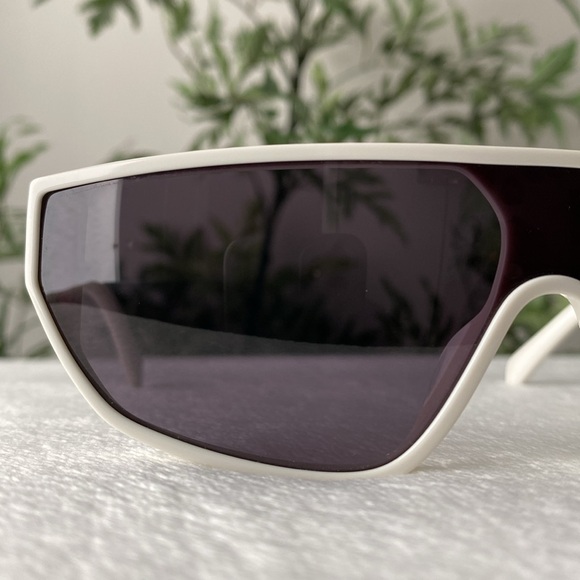 Celine Mask/Shield Wraparound Sunglasses (CL40195I, White/Smoke) - Picture 9 of 16